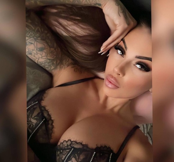 Alejandra atractiva y dulce