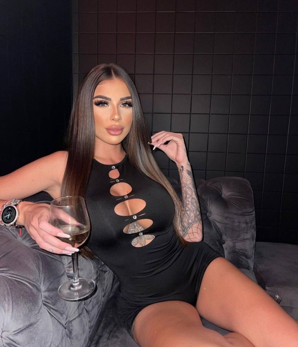 Alejandra atractiva y dulce