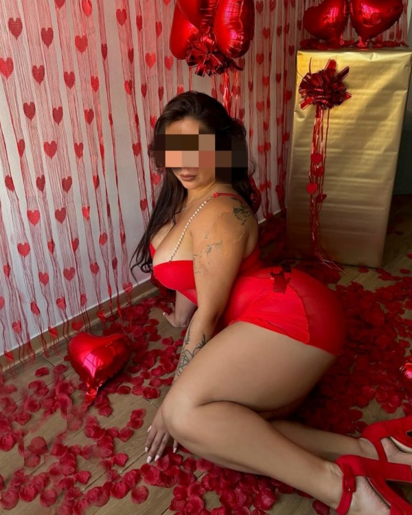 Latina recién llegada tetona