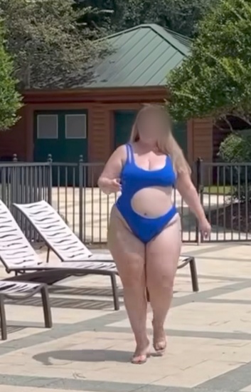 Madurita,Risueña e implicada masajes y algo mas