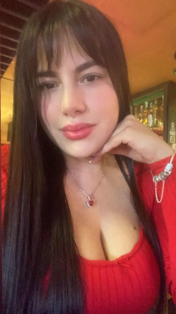 RECIÉN LLEGADAS A LA ISLA HERMOSA JOVENCITA