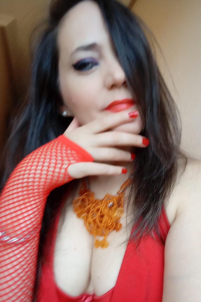 ESPAÑOLA. MORBOSA. QUIERO FIESTA, MARCHA Y ACCIÓN