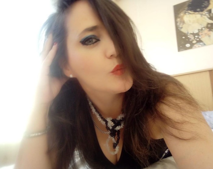 ESPAÑOLA. MORBOSA. QUIERO FIESTA, MARCHA Y ACCIÓN