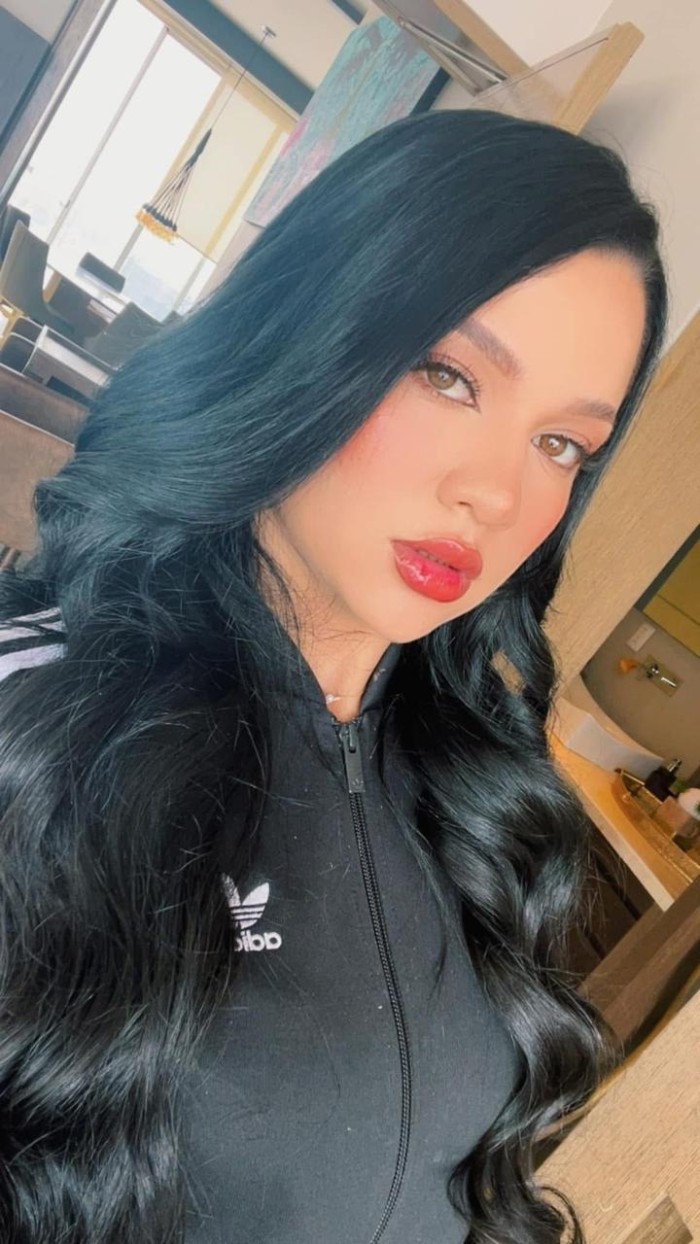 JOVEN Y SEXY CON ANTOJO DE POLLA DURA.