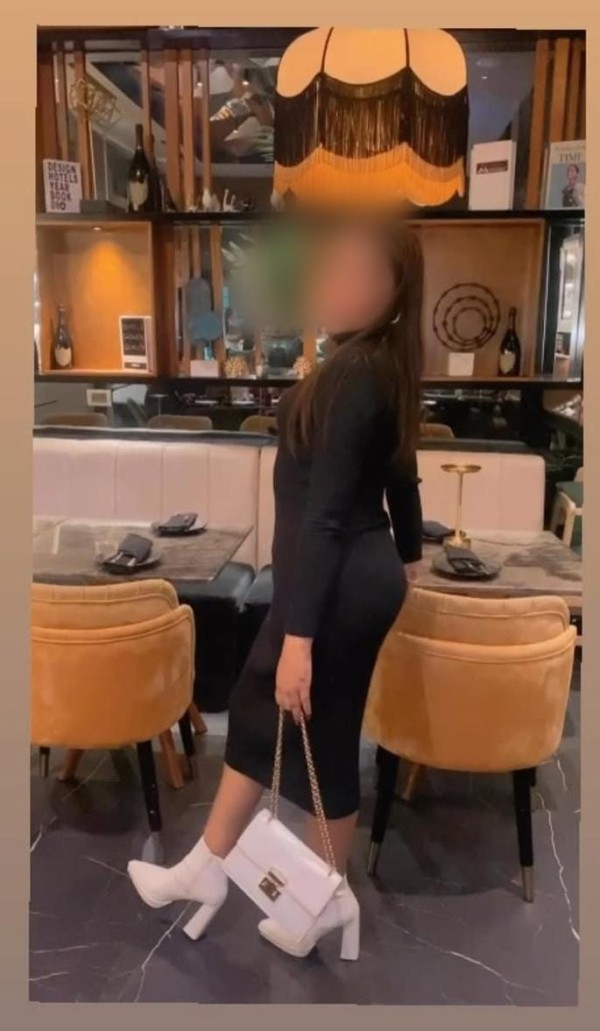 JOVENCITA CON EL COÑO APRETADITO Y ROSADITO