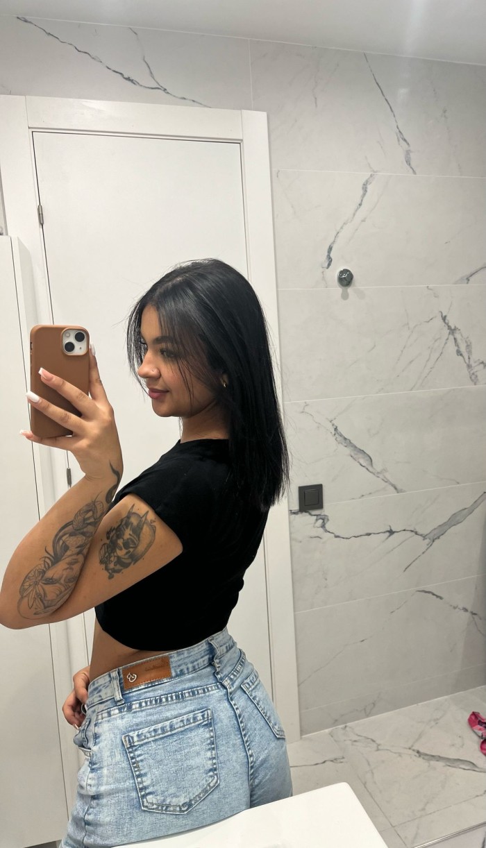 MULATA CON EL COÑITO ROSADITO Y BIEN BABOSITO