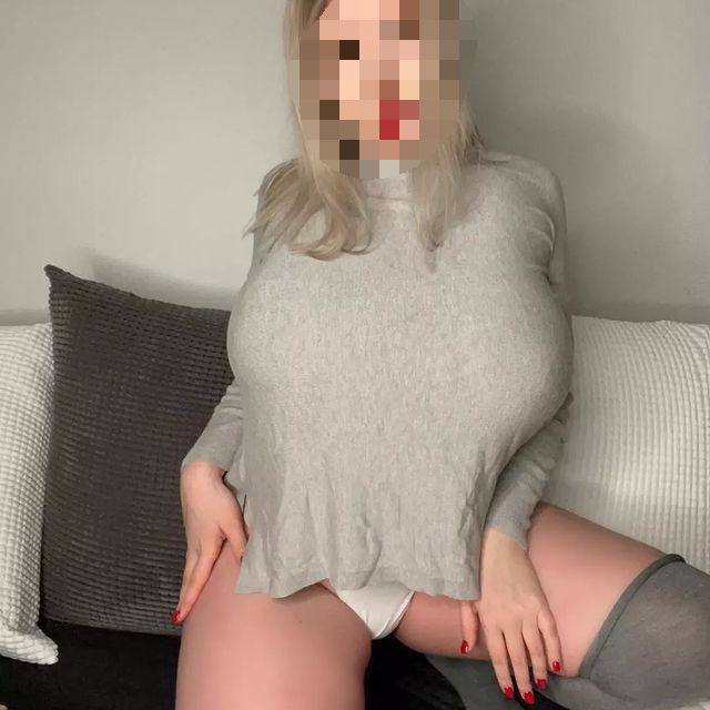Guapa rubia natural tetas XXL masajista escort
