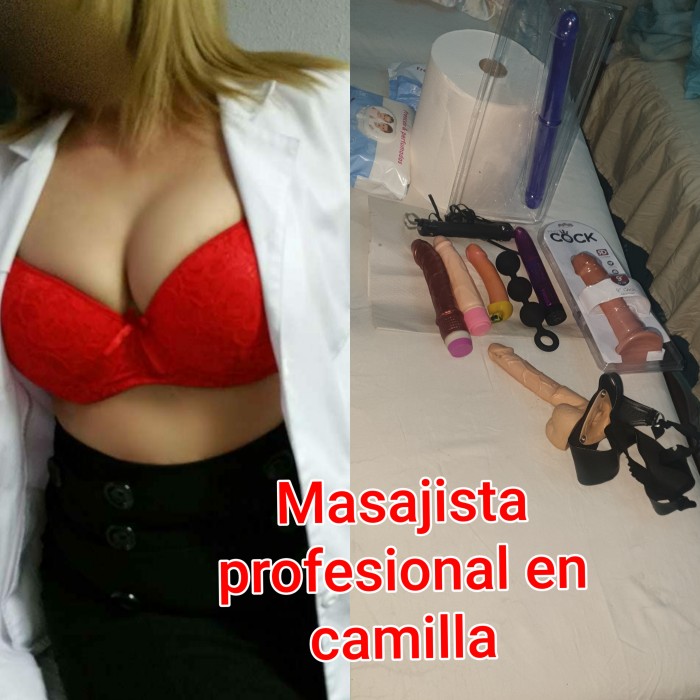 Masajista profesional en camilla
