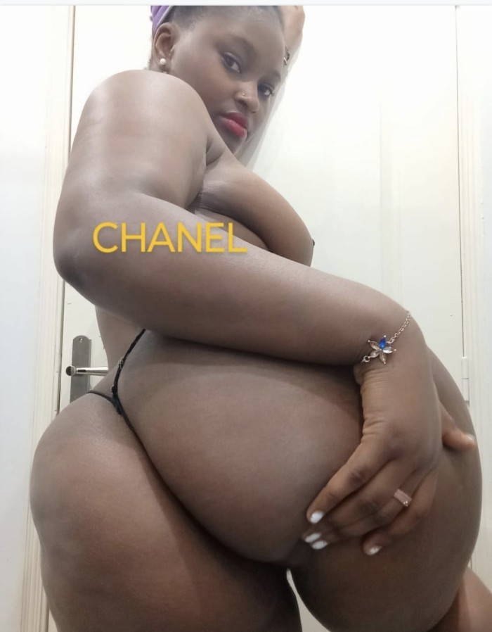 Negra con muchas curvas perfectas