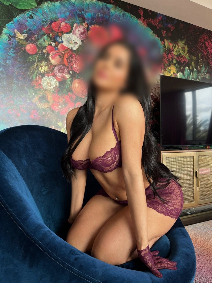 UNA PRECIOSA MUJER CON GANAA DE SEXO DURO