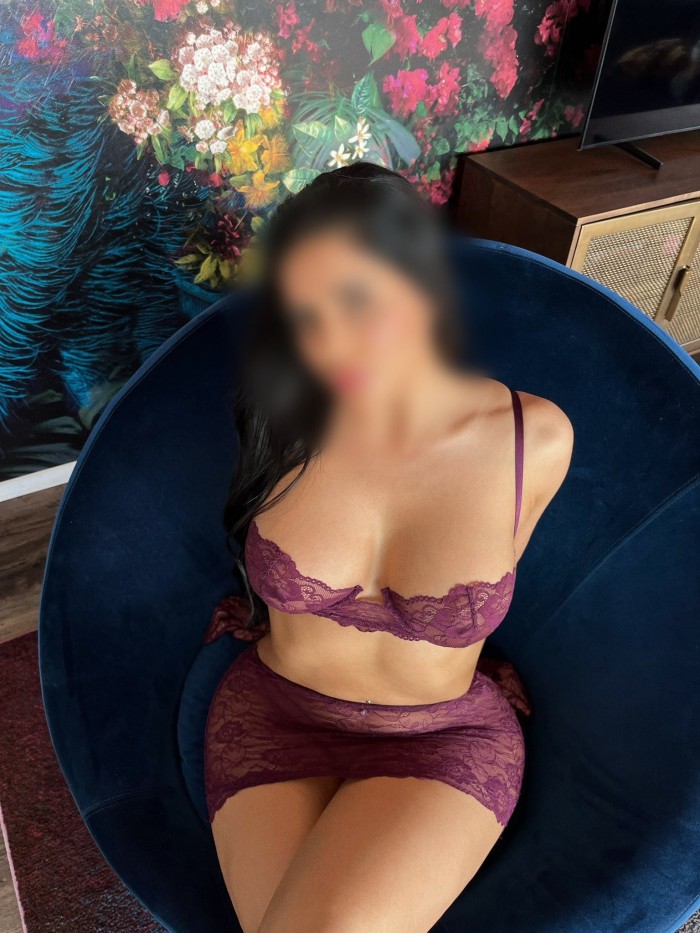 UNA PRECIOSA MUJER CON GANAA DE SEXO DURO