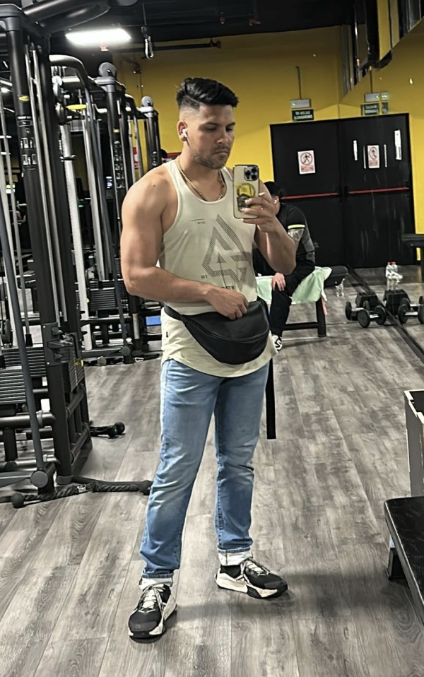 Chico latino de compañía complaciente