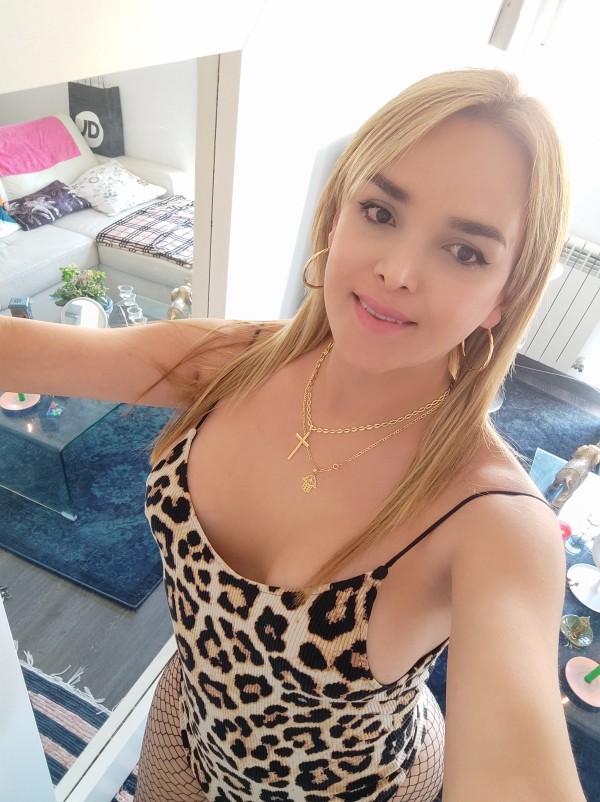 extrovertida.complaciente fiestera