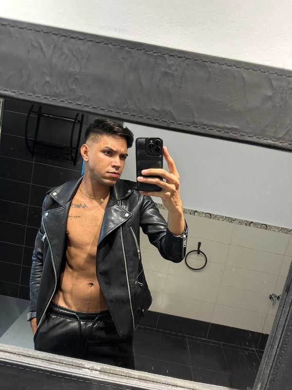 Chico latino XL real complaciente fiestero masajista