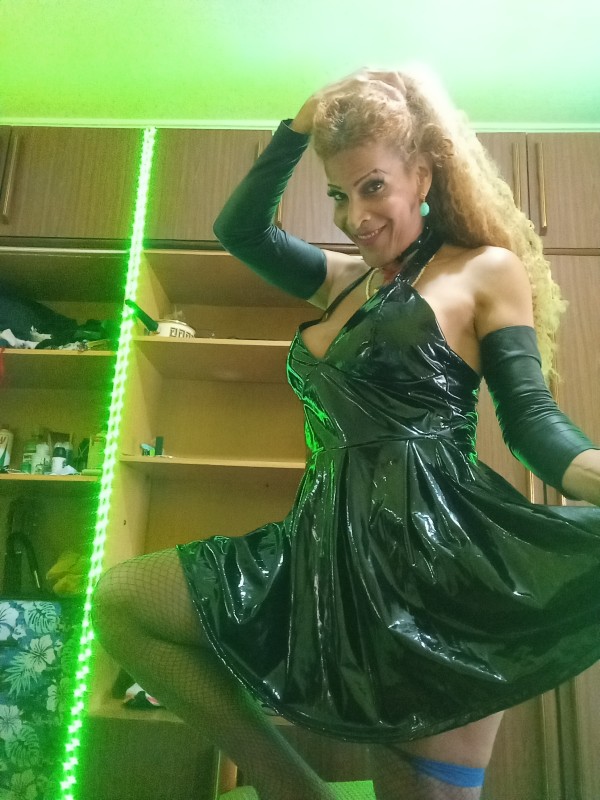 Chica trans risitos de oro