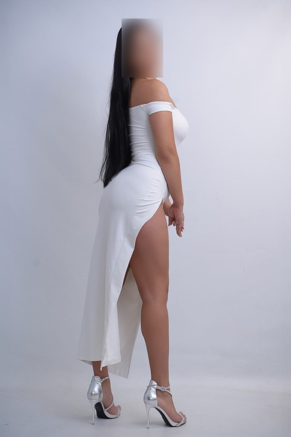 Esmeralda latina acompañante