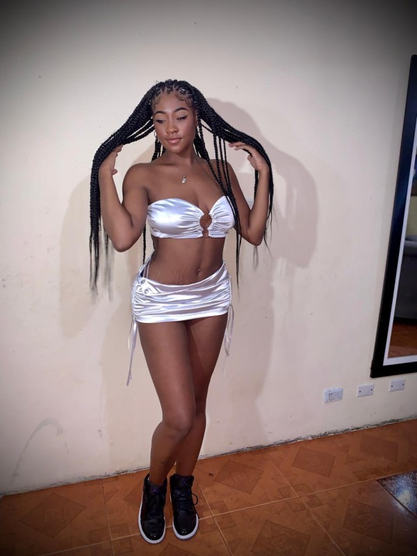 LATINA MUY TRAGONA DE LECHE CON UN BUEN COÑO