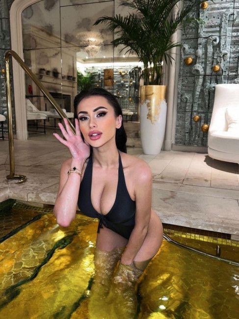 hermosa Colombiana por pocos días en la isla