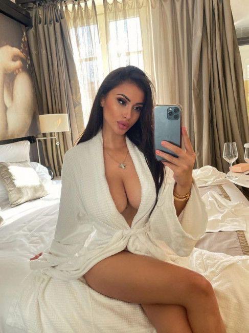 hermosa Colombiana por pocos días en la isla