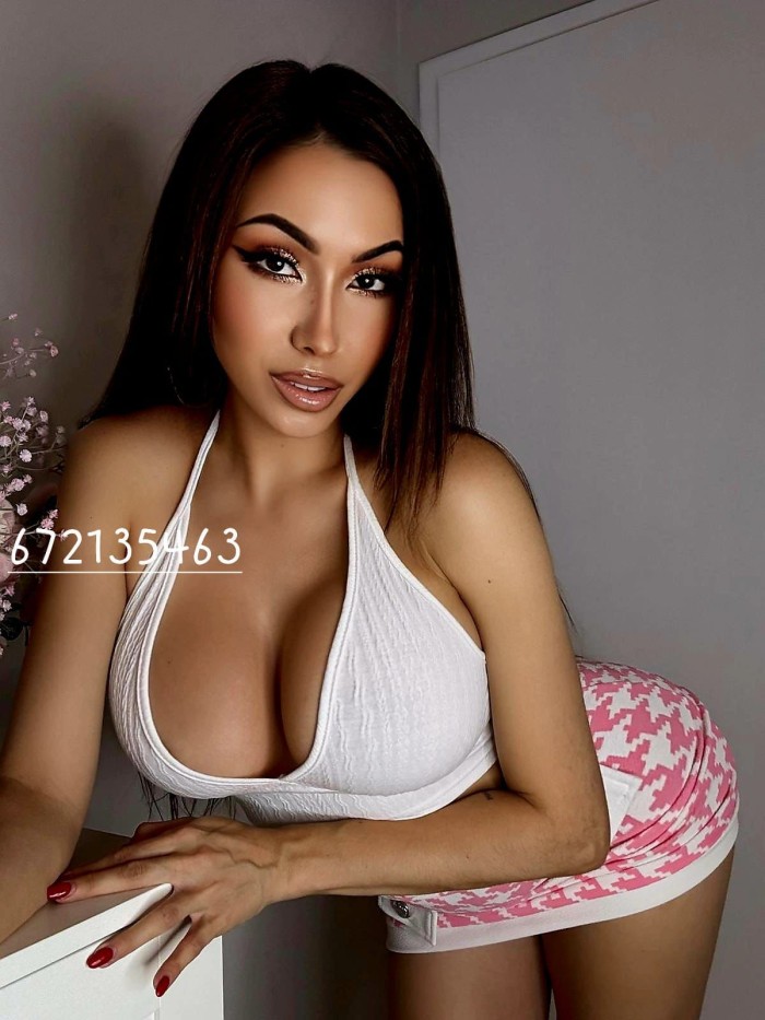 SAMANTA CARIÑOSA, FIESTERA Y MUY VICIOSA