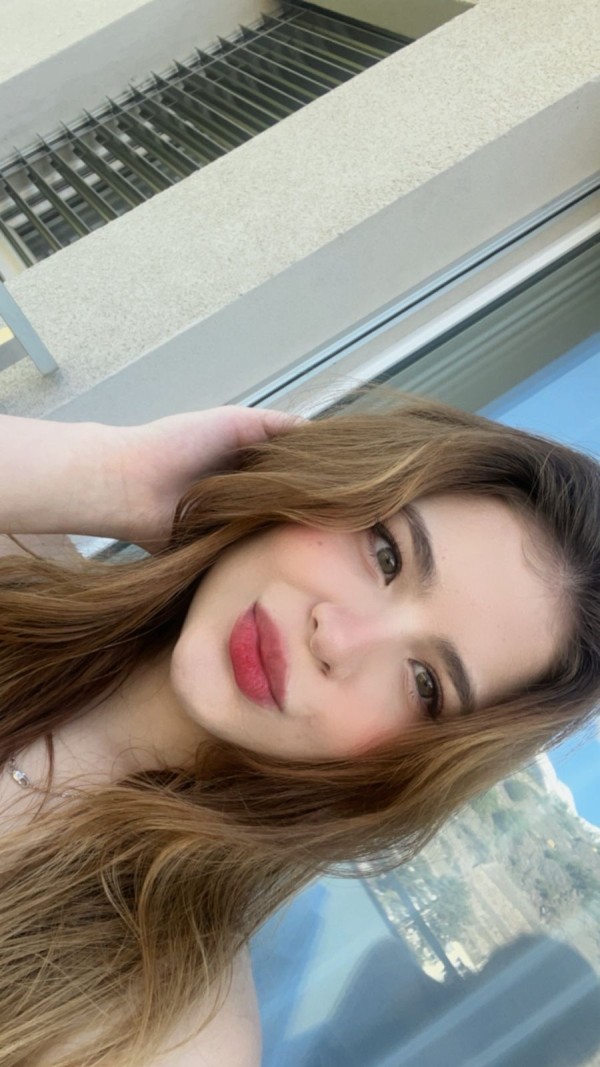 JOVEN RUBIA JUGUETONA Y CON GANAS DE DISFRUTAR