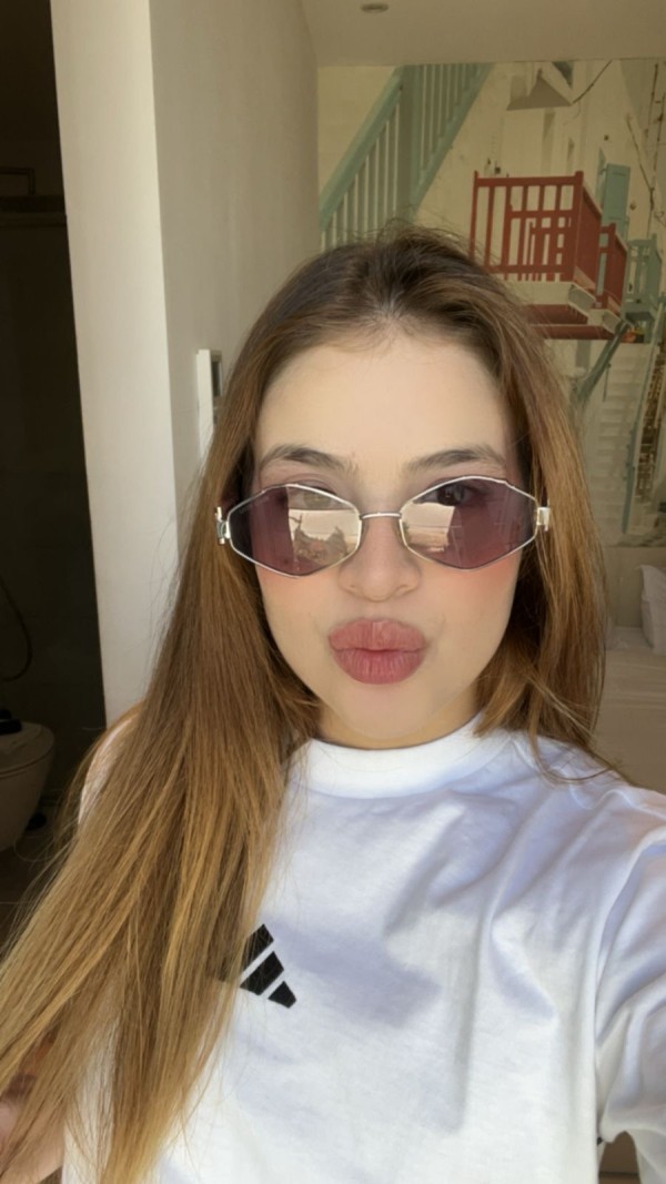 JOVEN RUBIA JUGUETONA Y CON GANAS DE DISFRUTAR