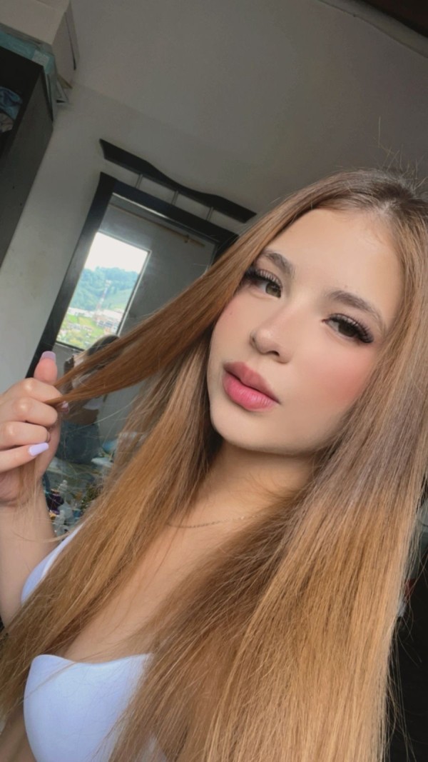 JOVEN RUBIA JUGUETONA Y CON GANAS DE DISFRUTAR