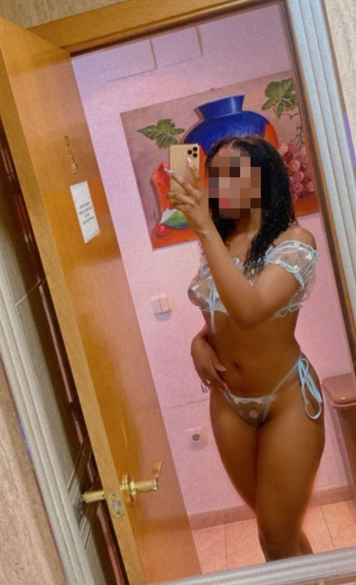 CON TU LENGUITA TRAVIESA VEN Y LAME MI CLITORIS MO