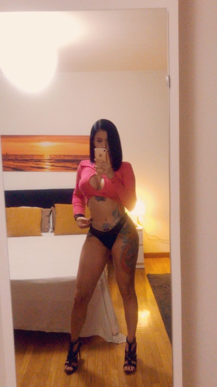 Joven venezolana juguetona