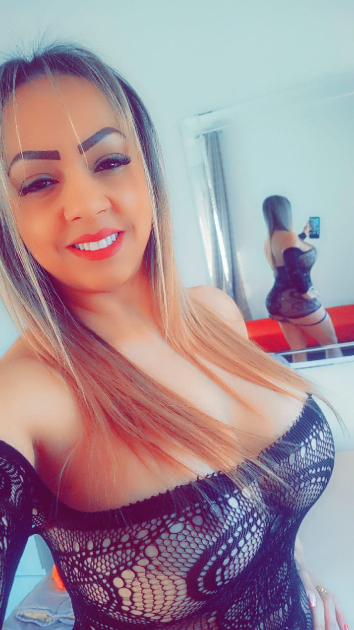 ESCUPIR Y REBOTAR MIS TETAS PARA CHUPARTE LA POLLA