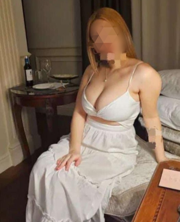 Chica con clase muy agradable risueña