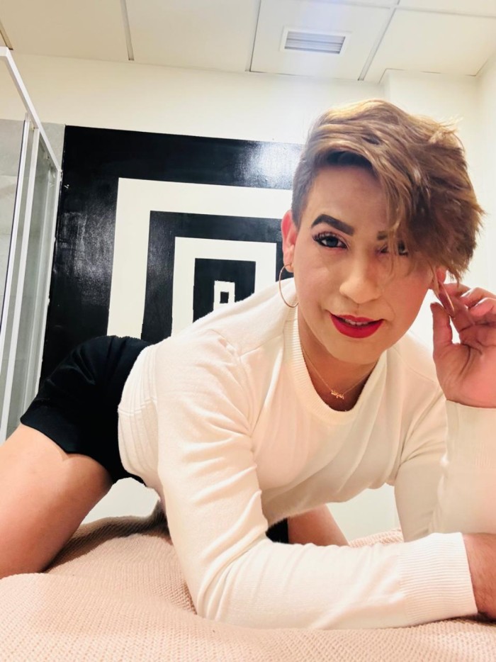 TRAVIESA, DESCOMPLICADA, DE MENTE ABIERTA