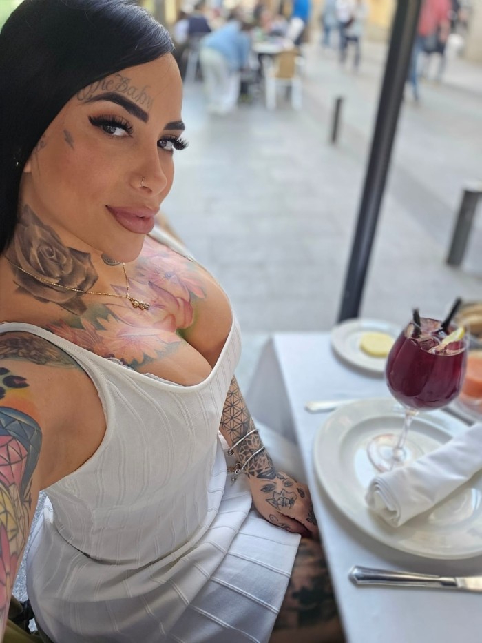 Genesis Oasis, preciosa joven tatuada en Fuencarra