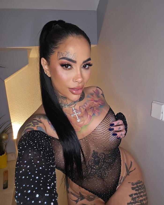 Genesis Oasis, preciosa joven tatuada en Fuencarra