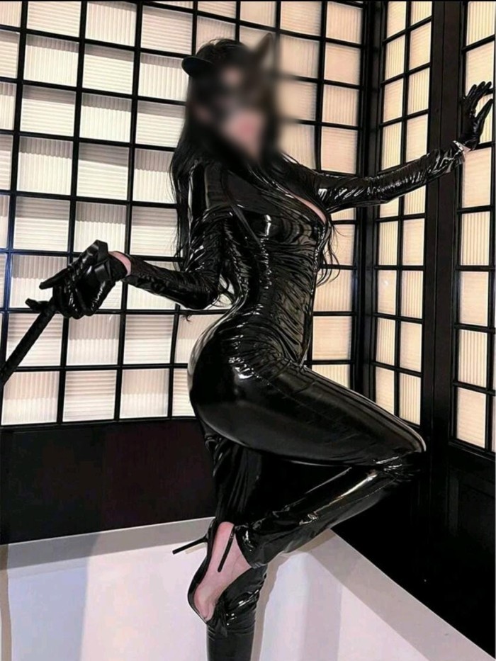 LA MORENA MAS ENROLLADA POR TU ZONA SOLO SALIDAS