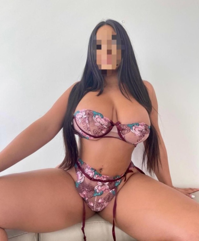 ARDIENTE JUGUETONA SIN TABU