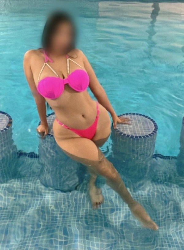 EN ELCHE, AMIGAS GUARRAS FIESTERAS, SALIDAS