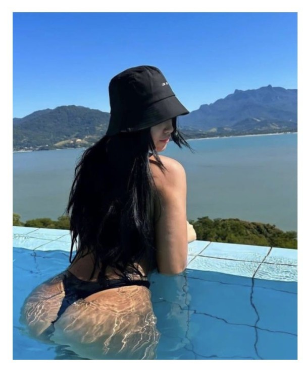 EN ELCHE, AMIGAS GUARRAS FIESTERAS, SALIDAS