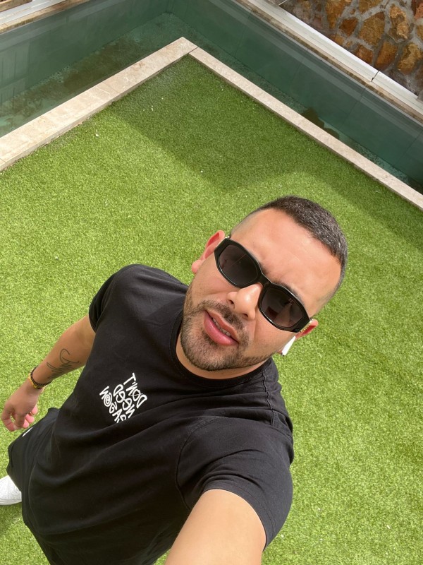 JOVEN ATRACTIVO VEN A VIVIR NUEVAS EXPERIENCIAS