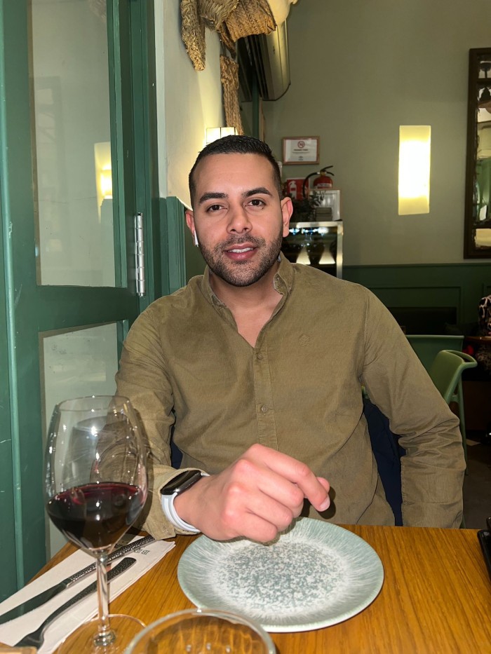 SANTIAGO COMPLACIENTE PARA DISFRUTAR A LO GRANDE .