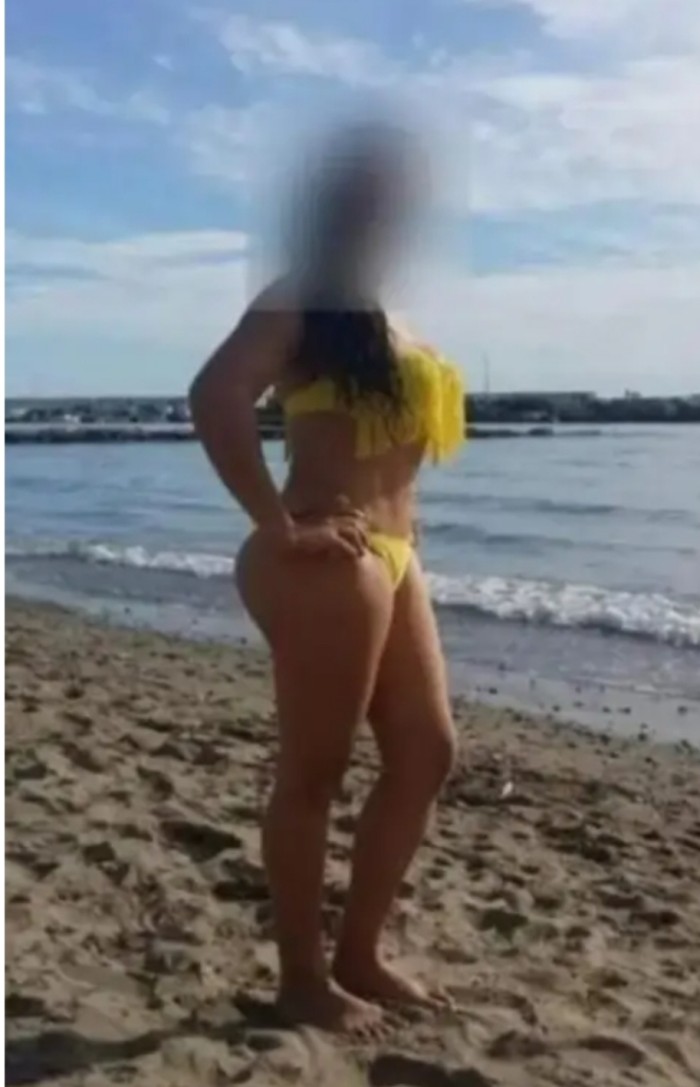 Colombiana con buenas tetas , coñito humedo