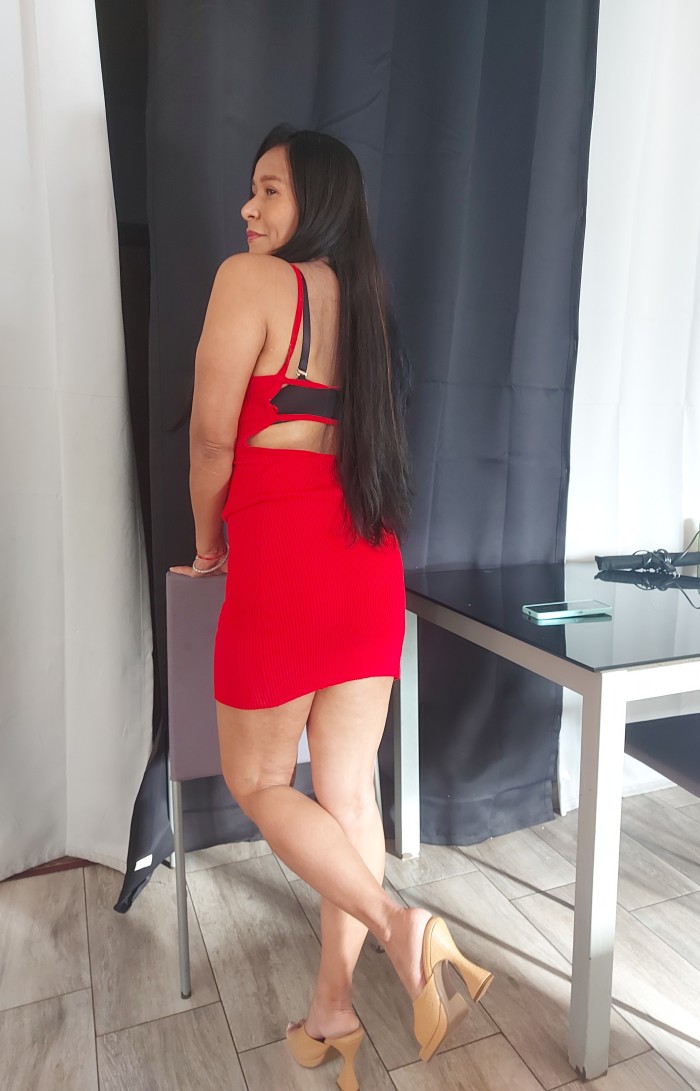 Latina madurita experta en hacerlo rico