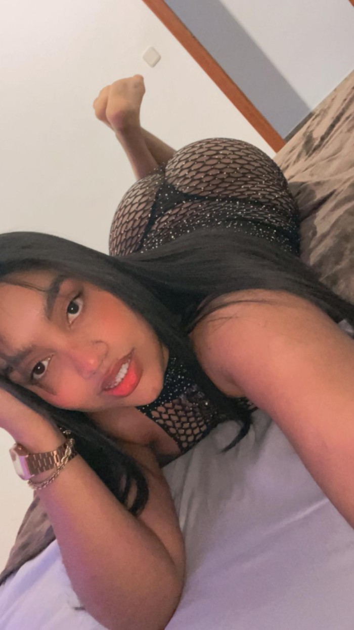 MORENA ARDIENTE CON ESTUDIO FIESTERA