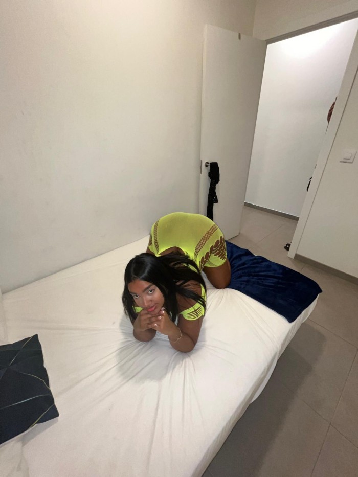 MORENA ARDIENTE CON ESTUDIO FIESTERA