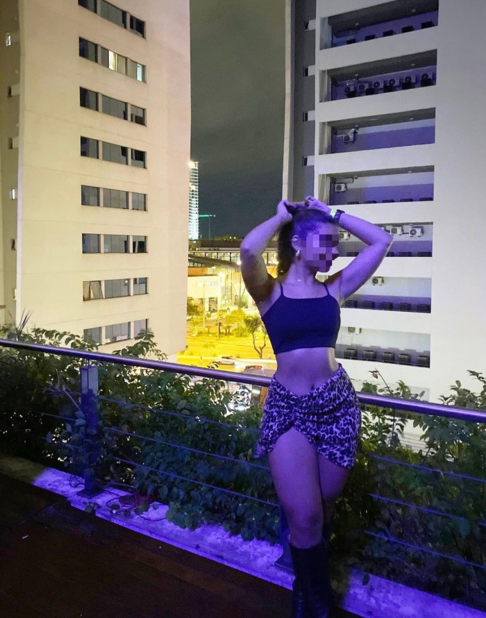 ARDIENTE Y EXHUBERANTE, JOVENCITA EN RONDA!