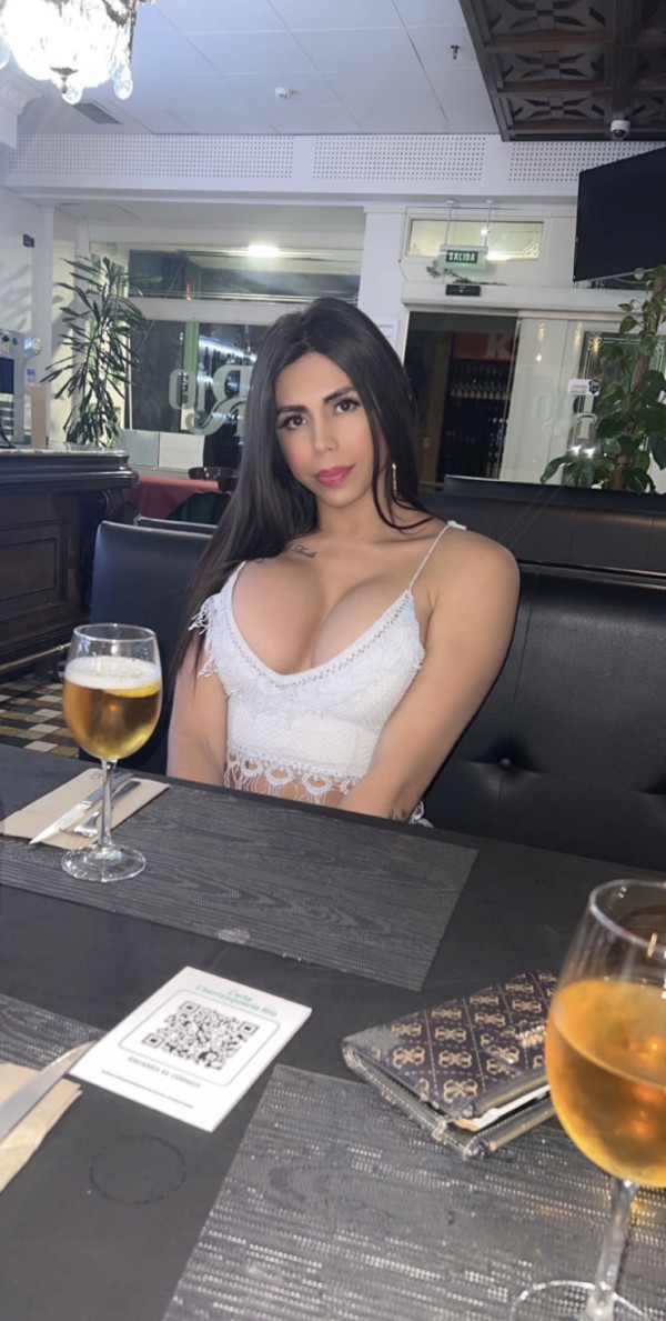 Bellísima Y femenina Shemale