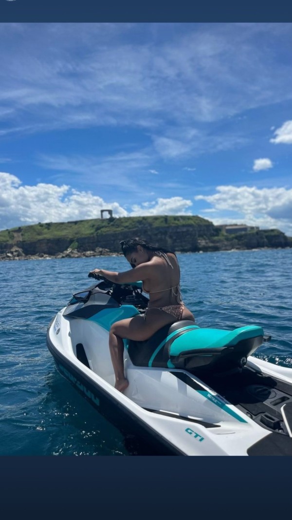 DESCUBRE EL ENCANTO EXÓTICO DE ESTA COLOMBIANA