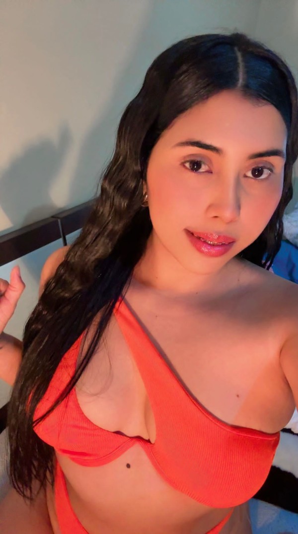 latina complaciente cachonda come pollas