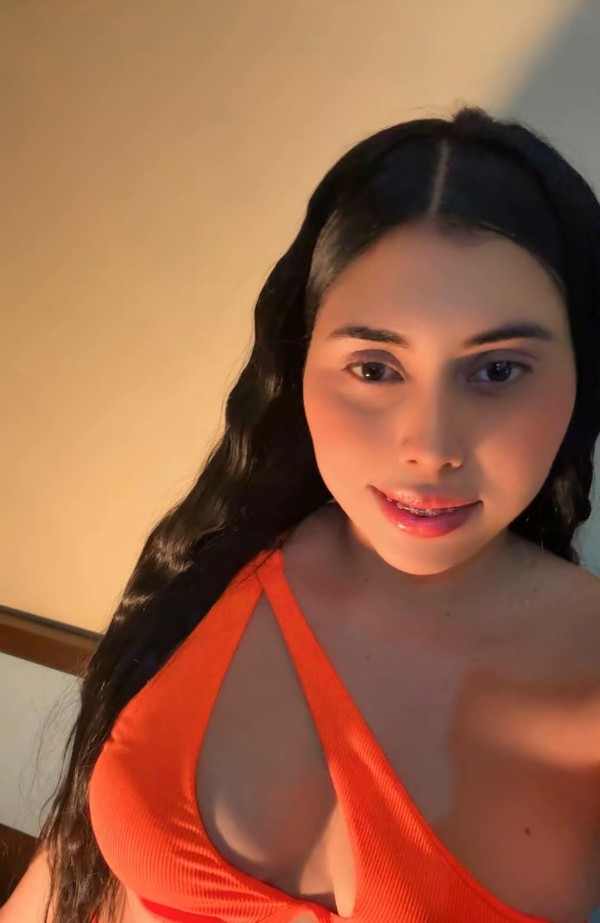 latina complaciente cachonda come pollas