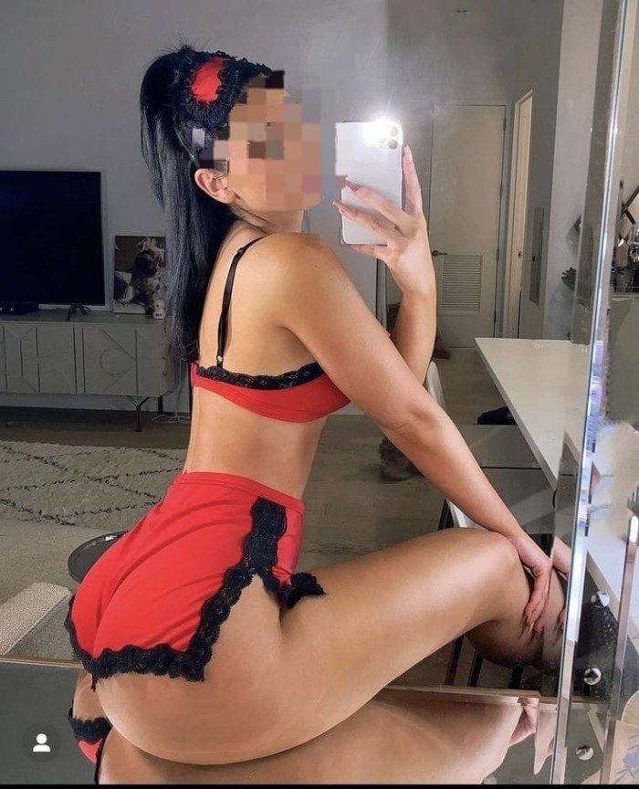 Completa y muy compleciente solo salidas